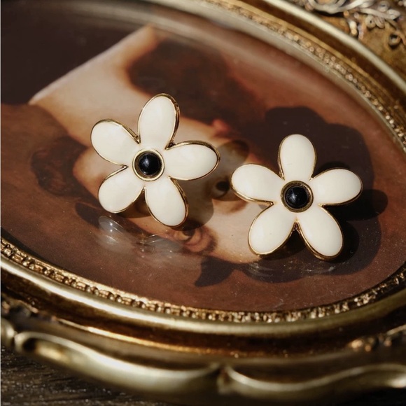 18K Gold Plated Daisy Flower Vintage Earrings - Picture 2 of 7